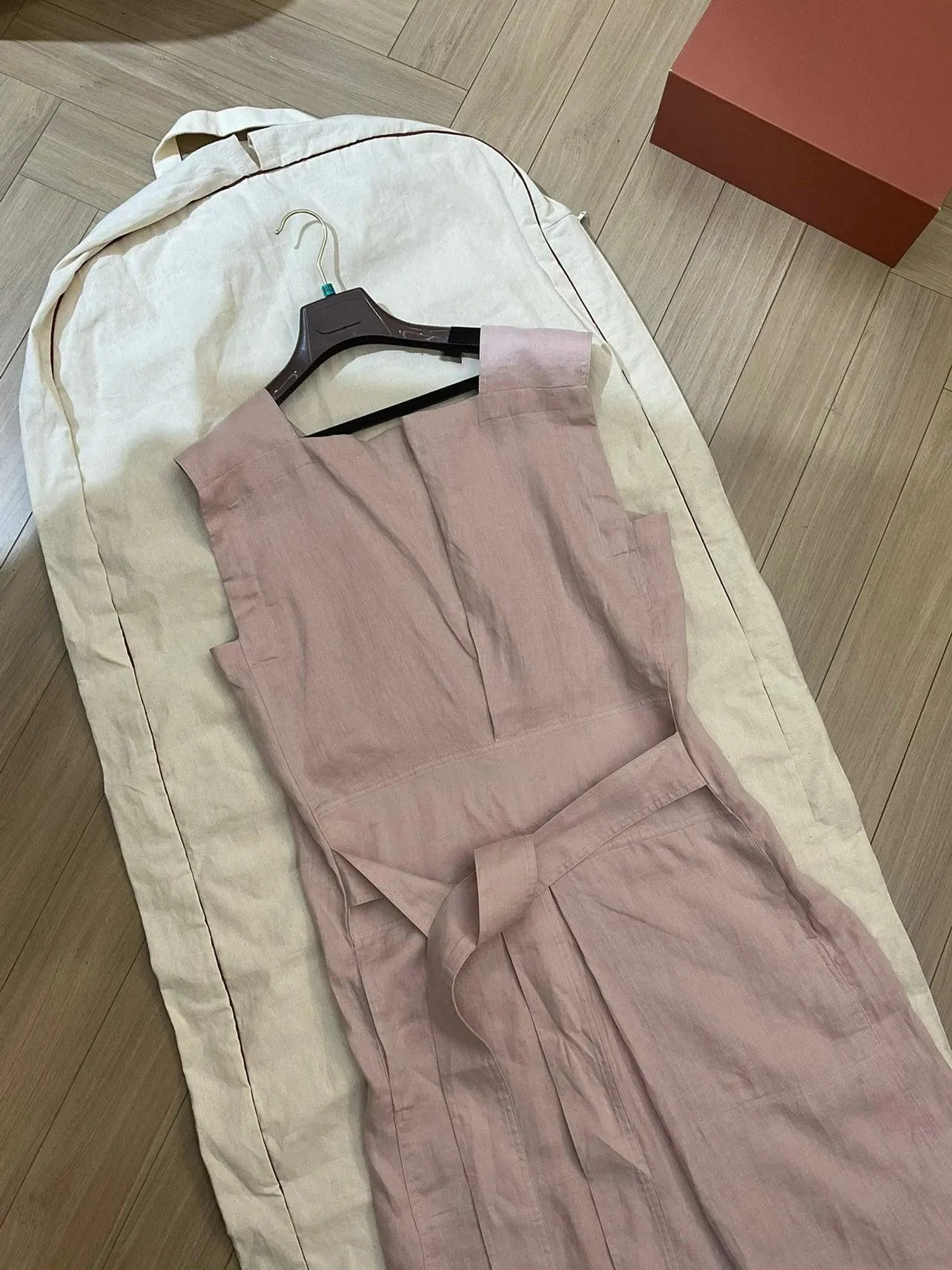 Chic Sleeveless Linen Summer Dress with Elegant Long Skirt and Waist Detail